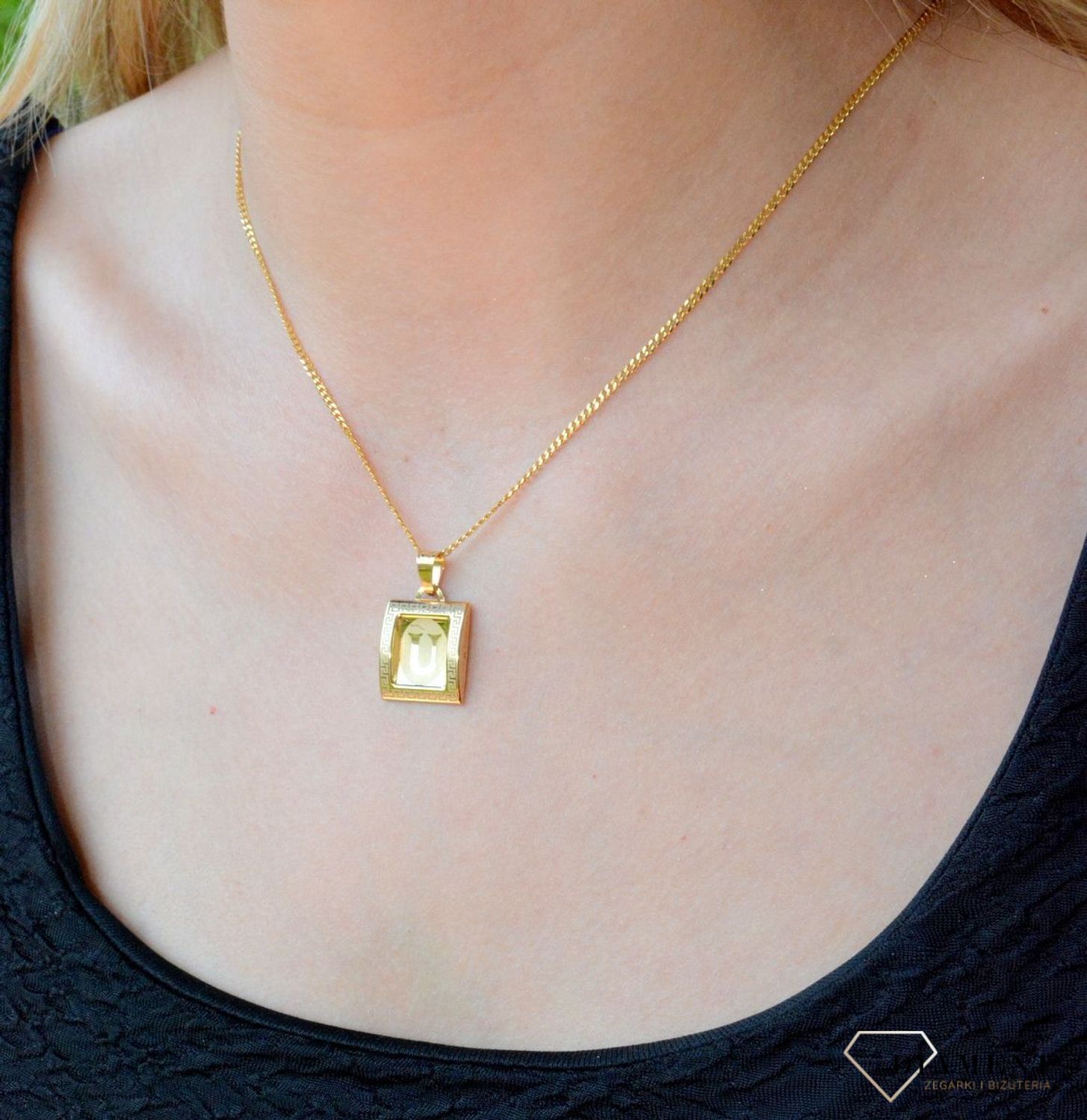 Złota zawieszka 585 literka U na papirusie DIA-ZAW-2575-585 S IV. Złoty wisiorek próby 585. Wisiorek literka na papirusie. Zawieszka złota do łańcuszka literka U. Literka zawieszka idealny pomysł na prezent.jpg